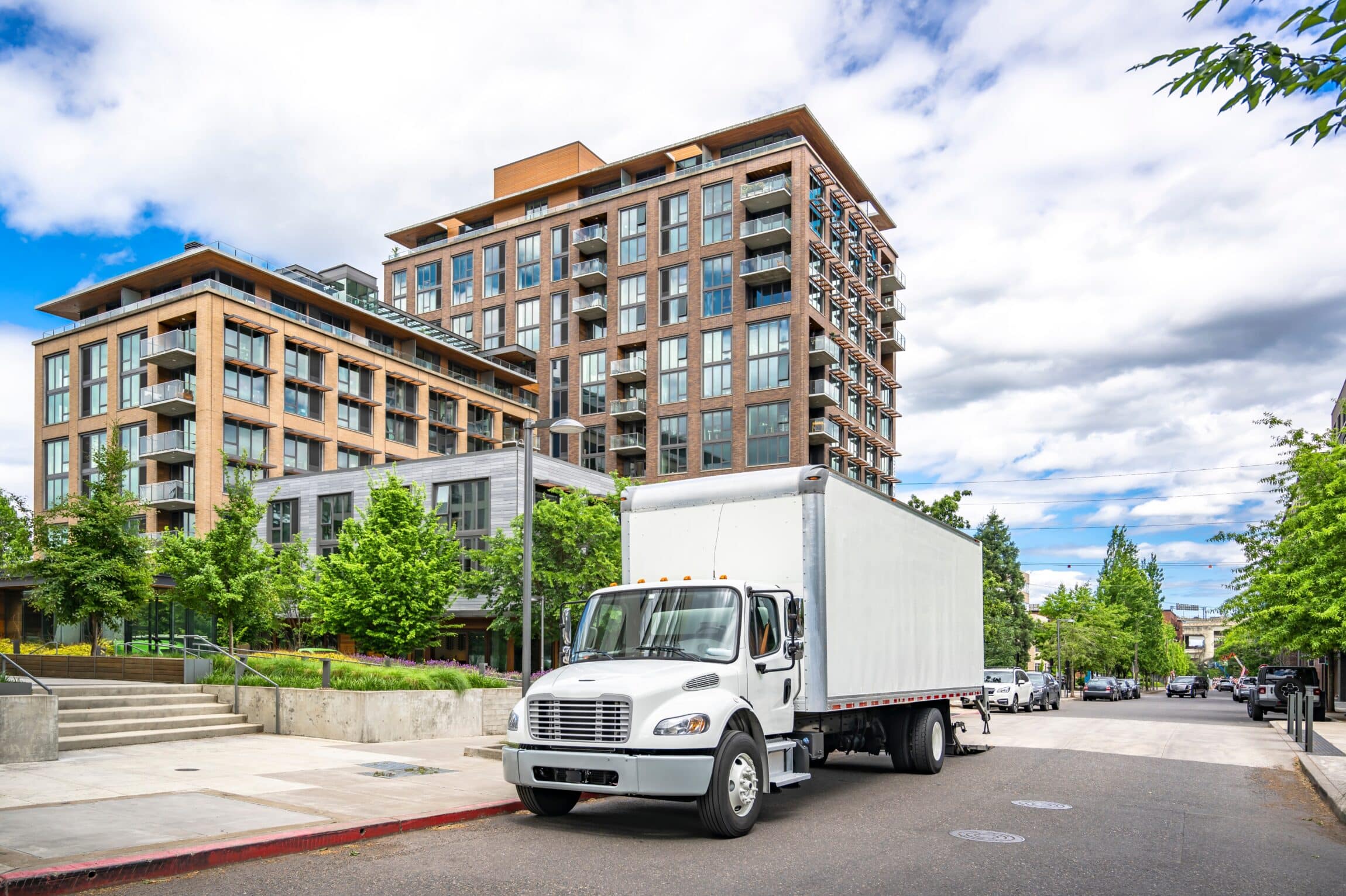 Middle duty mover with box trailer
